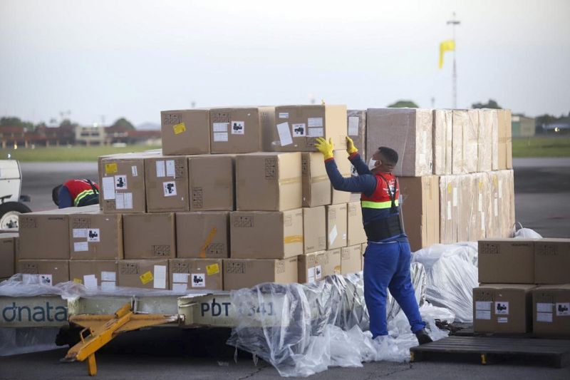 O Governo do Estado recebeu no final da madrugada desta segunda-feira (4), cerca de 139 respiradores e 1.600 bombas de infusão. <div class='credito_fotos'>Foto: Marco Santos / Ag. Pará   |   <a href='/midias/2020/originais/6278_92e0a7d0-6ef3-f087-7318-22064abe36d0.jpg' download><i class='fa-solid fa-download'></i> Download</a></div>