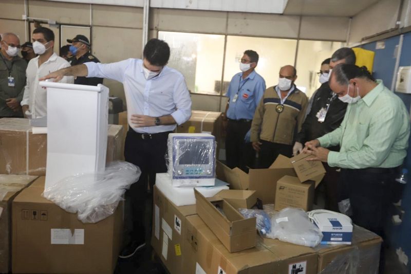 O Governo do Estado recebeu no final da madrugada desta segunda-feira (4), cerca de 139 respiradores e 1.600 bombas de infusão. <div class='credito_fotos'>Foto: Marco Santos / Ag. Pará   |   <a href='/midias/2020/originais/6278_c65c9a48-02e1-131f-71b6-f6ec5101d69c.jpg' download><i class='fa-solid fa-download'></i> Download</a></div>