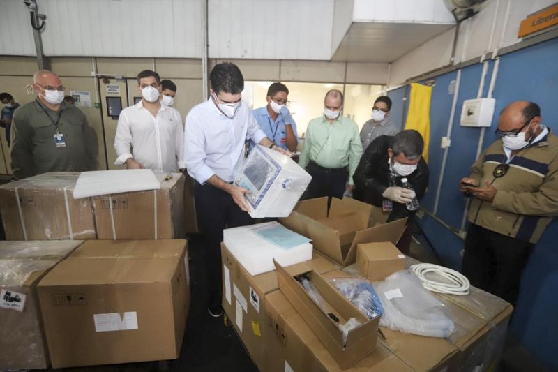 O Governo do Estado recebeu no final da madrugada desta segunda-feira (4), cerca de 139 respiradores e 1.600 bombas de infusão. <div class='credito_fotos'>Foto: Marco Santos / Ag. Pará   |   <a href='/midias/2020/originais/6278_c8fc5867-ff75-9c3f-6a5e-fdf524e4a170.jpg' download><i class='fa-solid fa-download'></i> Download</a></div>