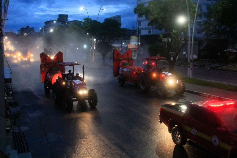 Vias de vários bairros receberam hipoclorito de sódio, que desinfeta sem prejudicar a saúde de pessoas e animais <div class='credito_fotos'>Foto: Marcelo Seabra / Ag. Pará   |   <a href='/midias/2020/originais/6279_253d8411-68d0-bc99-17c1-94e0a1610aff.jpg' download><i class='fa-solid fa-download'></i> Download</a></div>