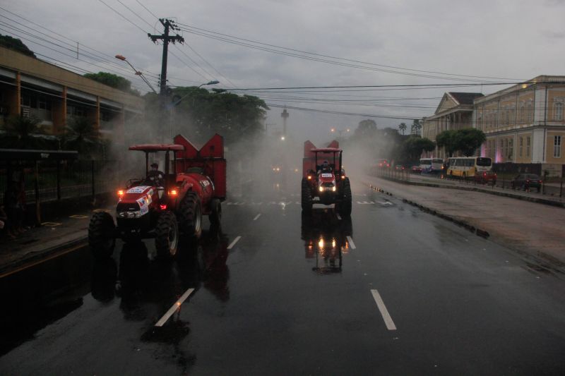 Vias de vários bairros receberam hipoclorito de sódio, que desinfeta sem prejudicar a saúde de pessoas e animais <div class='credito_fotos'>Foto: Marcelo Seabra / Ag. Pará   |   <a href='/midias/2020/originais/6279_516af9a5-e8d9-45eb-f458-599131877978.jpg' download><i class='fa-solid fa-download'></i> Download</a></div>