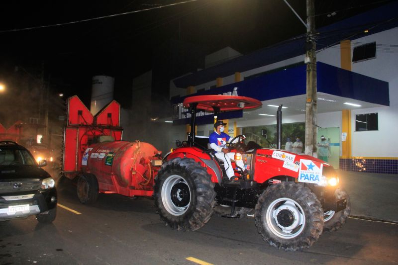 Vias de vários bairros receberam hipoclorito de sódio, que desinfeta sem prejudicar a saúde de pessoas e animais <div class='credito_fotos'>Foto: Marcelo Seabra / Ag. Pará   |   <a href='/midias/2020/originais/6279_b849ef8a-0a6a-ab2b-2d32-4f29d5d64f86.jpg' download><i class='fa-solid fa-download'></i> Download</a></div>