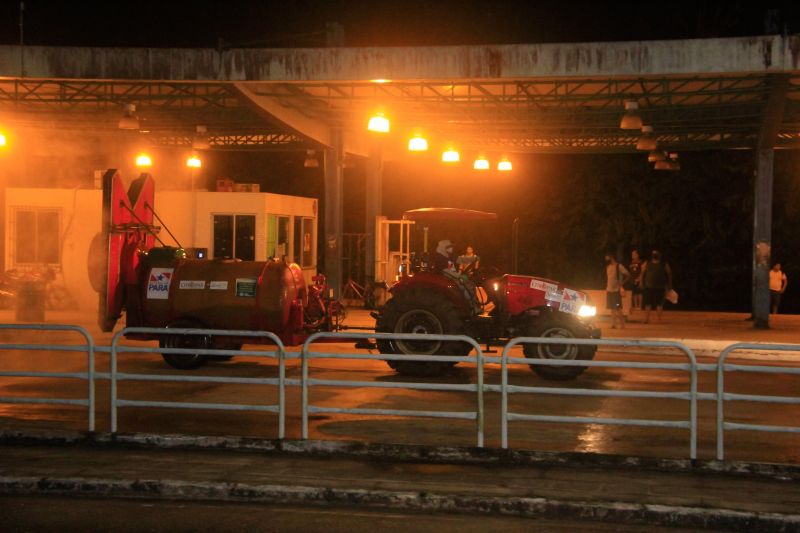 Vias de vários bairros receberam hipoclorito de sódio, que desinfeta sem prejudicar a saúde de pessoas e animais <div class='credito_fotos'>Foto: Marcelo Seabra / Ag. Pará   |   <a href='/midias/2020/originais/6279_cca5a5e9-c027-f36e-a78e-1e364e05fe1b.jpg' download><i class='fa-solid fa-download'></i> Download</a></div>