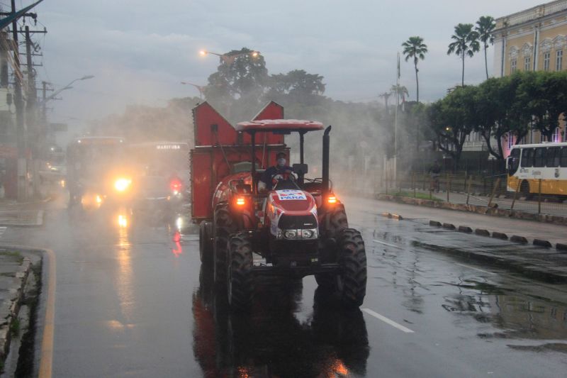 Vias de vários bairros receberam hipoclorito de sódio, que desinfeta sem prejudicar a saúde de pessoas e animais <div class='credito_fotos'>Foto: Marcelo Seabra / Ag. Pará   |   <a href='/midias/2020/originais/6279_ee1f7b29-6b69-17d1-8253-ea0b2cdc5b6a.jpg' download><i class='fa-solid fa-download'></i> Download</a></div>