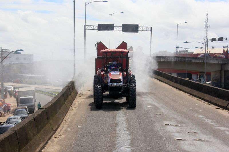 4 dia de Desinfecção contra covid19 promovida pelo Estado pelas ruas de Belém.
Na foto: <div class='credito_fotos'>Foto: Marcelo Seabra / Ag. Pará   |   <a href='/midias/2020/originais/6284_1f9edf83-54e2-333e-205c-1f2edb198511.jpg' download><i class='fa-solid fa-download'></i> Download</a></div>