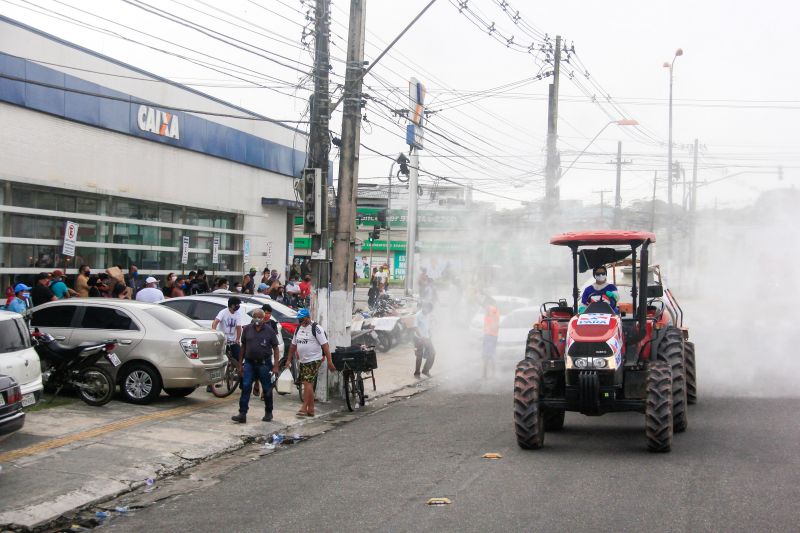 4 dia de Desinfecção contra covid19 promovida pelo Estado pelas ruas de Belém.
Na foto: <div class='credito_fotos'>Foto: Marcelo Seabra / Ag. Pará   |   <a href='/midias/2020/originais/6284_39af297b-c253-38fb-a9e2-6fe9ffd10224.jpg' download><i class='fa-solid fa-download'></i> Download</a></div>