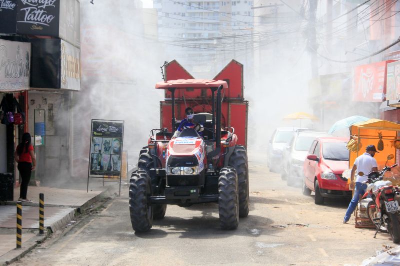 4 dia de Desinfecção contra covid19 promovida pelo Estado pelas ruas de Belém.
Na foto: <div class='credito_fotos'>Foto: Marcelo Seabra / Ag. Pará   |   <a href='/midias/2020/originais/6284_4709ffcd-2cbd-568a-581e-c785b47dd29f.jpg' download><i class='fa-solid fa-download'></i> Download</a></div>