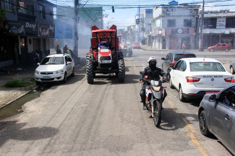 4 dia de Desinfecção contra covid19 promovida pelo Estado pelas ruas de Belém.
Na foto: <div class='credito_fotos'>Foto: Marcelo Seabra / Ag. Pará   |   <a href='/midias/2020/originais/6284_4d50304b-5b5a-473b-34b8-49bc50ab47f8.jpg' download><i class='fa-solid fa-download'></i> Download</a></div>