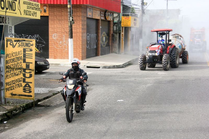 4 dia de Desinfecção contra covid19 promovida pelo Estado pelas ruas de Belém.
Na foto: <div class='credito_fotos'>Foto: Marcelo Seabra / Ag. Pará   |   <a href='/midias/2020/originais/6284_70d42911-afbb-8523-2d66-c7c3b8f27b51.jpg' download><i class='fa-solid fa-download'></i> Download</a></div>