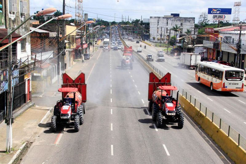 4 dia de Desinfecção contra covid19 promovida pelo Estado pelas ruas de Belém.
Na foto: <div class='credito_fotos'>Foto: Marcelo Seabra / Ag. Pará   |   <a href='/midias/2020/originais/6284_7399f2fe-b139-f6fa-9ee3-03435678077d.jpg' download><i class='fa-solid fa-download'></i> Download</a></div>