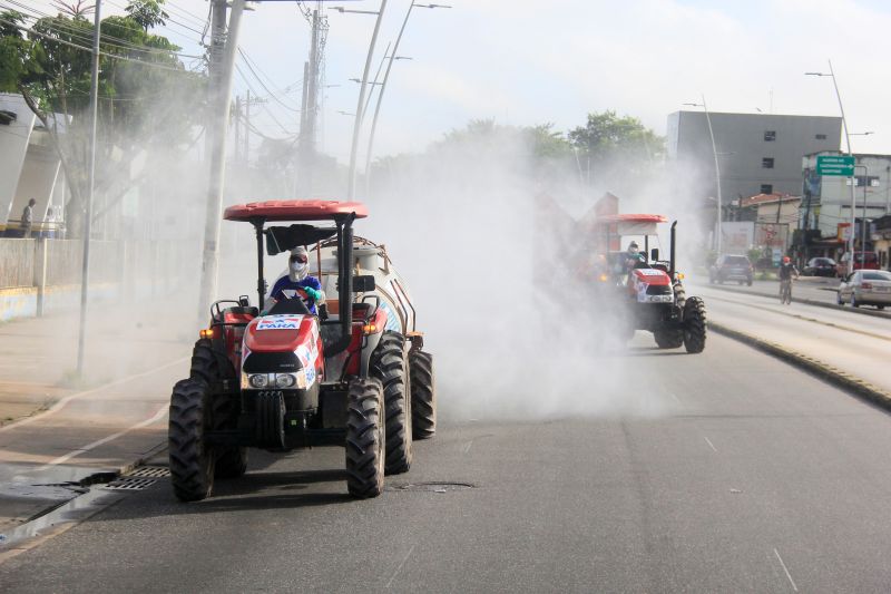 4 dia de Desinfecção contra covid19 promovida pelo Estado pelas ruas de Belém.
Na foto: <div class='credito_fotos'>Foto: Marcelo Seabra / Ag. Pará   |   <a href='/midias/2020/originais/6284_7943b52e-aef4-e391-0174-a913bf561908.jpg' download><i class='fa-solid fa-download'></i> Download</a></div>