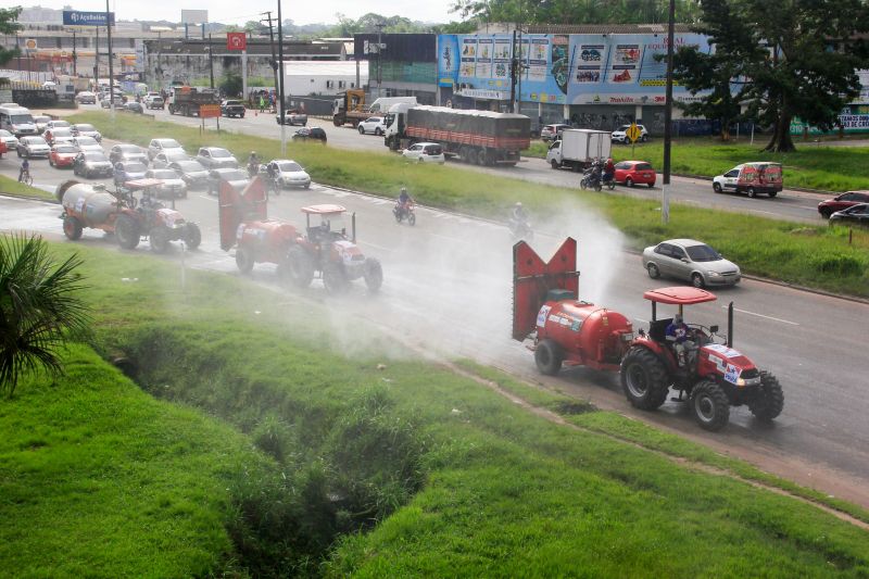 4 dia de Desinfecção contra covid19 promovida pelo Estado pelas ruas de Belém.
Na foto: <div class='credito_fotos'>Foto: Marcelo Seabra / Ag. Pará   |   <a href='/midias/2020/originais/6284_90c43347-2ace-6440-4d49-b66709800c8a.jpg' download><i class='fa-solid fa-download'></i> Download</a></div>