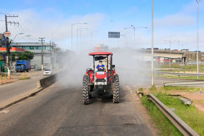 4 dia de Desinfecção contra covid19 promovida pelo Estado pelas ruas de Belém.
Na foto: <div class='credito_fotos'>Foto: Marcelo Seabra / Ag. Pará   |   <a href='/midias/2020/originais/6284_a381de67-5eb7-3263-e539-979a9063e801.jpg' download><i class='fa-solid fa-download'></i> Download</a></div>