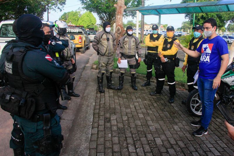 4 dia de Desinfecção contra covid19 promovida pelo Estado pelas ruas de Belém.
Na foto: Artur Houat, ouvidor-geral do Estado <div class='credito_fotos'>Foto: Marcelo Seabra / Ag. Pará   |   <a href='/midias/2020/originais/6284_ba794cb4-2c38-dda5-e28f-8f7b68961600.jpg' download><i class='fa-solid fa-download'></i> Download</a></div>