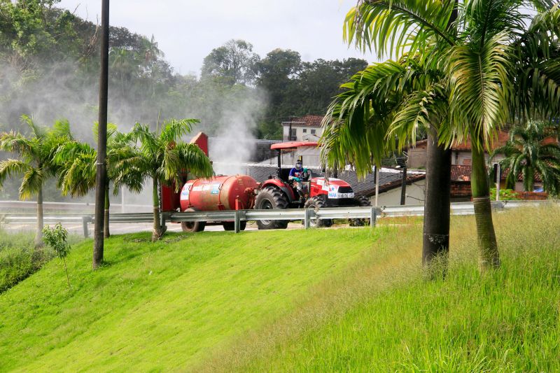 4 dia de Desinfecção contra covid19 promovida pelo Estado pelas ruas de Belém.
Na foto: <div class='credito_fotos'>Foto: Marcelo Seabra / Ag. Pará   |   <a href='/midias/2020/originais/6284_bb119ad5-118c-ec61-a846-acf681c211e9.jpg' download><i class='fa-solid fa-download'></i> Download</a></div>