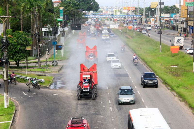 4 dia de Desinfecção contra covid19 promovida pelo Estado pelas ruas de Belém.
Na foto: <div class='credito_fotos'>Foto: Marcelo Seabra / Ag. Pará   |   <a href='/midias/2020/originais/6284_bfb2e636-b24a-7e89-1340-354678c3058f.jpg' download><i class='fa-solid fa-download'></i> Download</a></div>