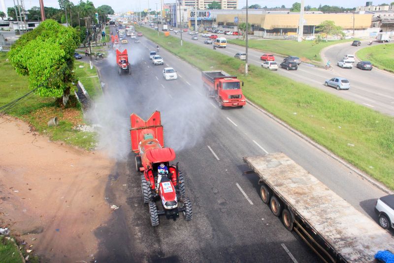 4 dia de Desinfecção contra covid19 promovida pelo Estado pelas ruas de Belém.
Na foto: <div class='credito_fotos'>Foto: Marcelo Seabra / Ag. Pará   |   <a href='/midias/2020/originais/6284_c1398359-1ff7-ab4d-a0ab-c1b36ffcd185.jpg' download><i class='fa-solid fa-download'></i> Download</a></div>