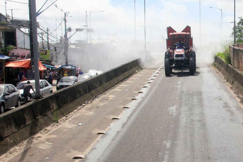 4 dia de Desinfecção contra covid19 promovida pelo Estado pelas ruas de Belém.
Na foto: <div class='credito_fotos'>Foto: Marcelo Seabra / Ag. Pará   |   <a href='/midias/2020/originais/6284_e0644c77-6a90-632b-ccb1-14477e3ea749.jpg' download><i class='fa-solid fa-download'></i> Download</a></div>