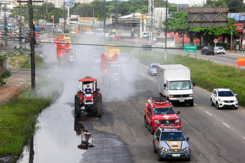 4 dia de Desinfecção contra covid19 promovida pelo Estado pelas ruas de Belém.
Na foto: <div class='credito_fotos'>Foto: Marcelo Seabra / Ag. Pará   |   <a href='/midias/2020/originais/6284_e4240d4a-0190-cd87-d60a-984c73301a31.jpg' download><i class='fa-solid fa-download'></i> Download</a></div>