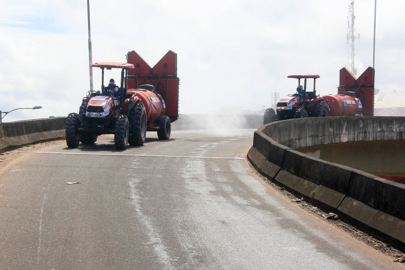 4 dia de Desinfecção contra covid19 promovida pelo Estado pelas ruas de Belém.
Na foto: <div class='credito_fotos'>Foto: Marcelo Seabra / Ag. Pará   |   <a href='/midias/2020/originais/6284_f6151ede-4ba4-bef8-db20-14c47537c8ea.jpg' download><i class='fa-solid fa-download'></i> Download</a></div>