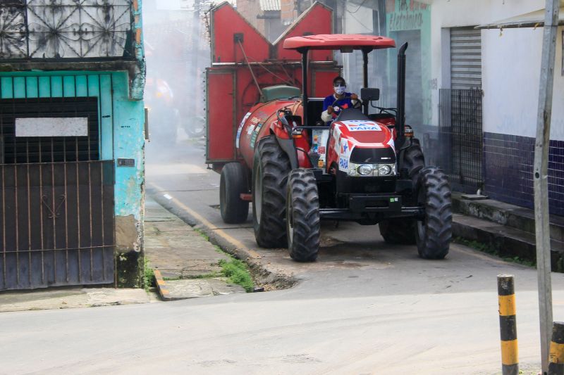 4 dia de Desinfecção contra covid19 promovida pelo Estado pelas ruas de Belém.
Na foto: <div class='credito_fotos'>Foto: Marcelo Seabra / Ag. Pará   |   <a href='/midias/2020/originais/6284_fdbc85cf-de35-c737-211c-39efb5e8f38d.jpg' download><i class='fa-solid fa-download'></i> Download</a></div>