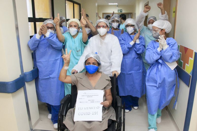 Pacientes curados de Covid-19 deixam Hospital Abelardo Santos sob celebração da equipe de médicos e profissionais da área da saúde. 
Na foto: SELMA MOREIRA - PACIENTE DE ALTA <div class='credito_fotos'>Foto: Marcelo Seabra / Ag. Pará   |   <a href='/midias/2020/originais/6286_01528ab4-44c6-a63d-e0e8-28f9e12e5007.jpg' download><i class='fa-solid fa-download'></i> Download</a></div>