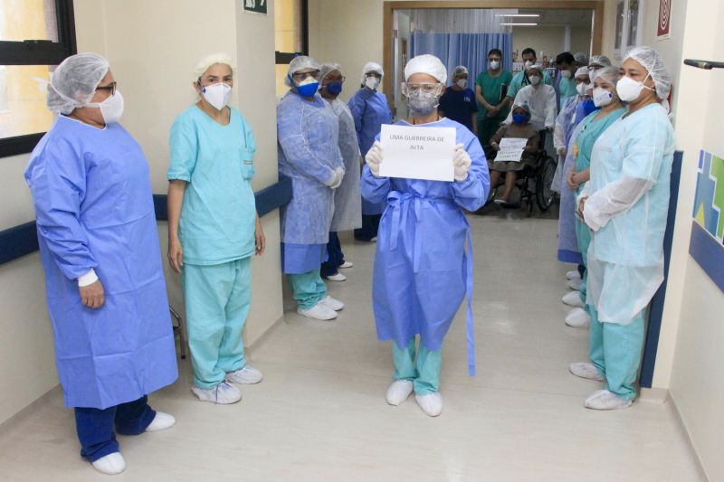 Pacientes curados de Covid-19 deixam Hospital Abelardo Santos sob celebração da equipe de médicos e profissionais da área da saúde. 
Na foto:  <div class='credito_fotos'>Foto: Marcelo Seabra / Ag. Pará   |   <a href='/midias/2020/originais/6286_0dad3df8-afff-3a66-aff5-764d3fa4d331.jpg' download><i class='fa-solid fa-download'></i> Download</a></div>