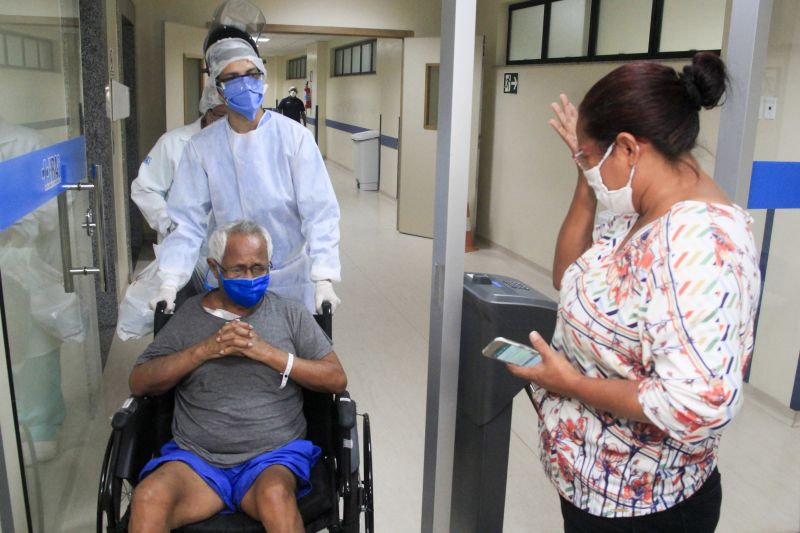 Pacientes curados de Covid-19 deixam Hospital Abelardo Santos sob celebração da equipe de médicos e profissionais da área da saúde. 
Na foto: ANTONIO PALHETA - PACIENTE DE ALTA <div class='credito_fotos'>Foto: Marcelo Seabra / Ag. Pará   |   <a href='/midias/2020/originais/6286_0e118a52-7ee9-a9ae-cb7a-abfbea84138f.jpg' download><i class='fa-solid fa-download'></i> Download</a></div>