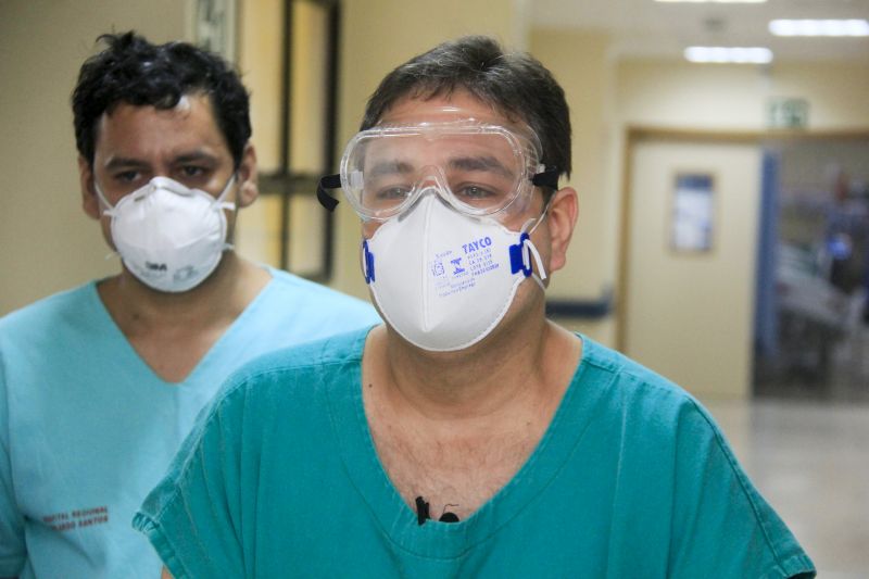 Pacientes curados de Covid-19 deixam Hospital Abelardo Santos sob celebração da equipe de médicos e profissionais da área da saúde.
Na foto: DR VINICIUS DA COSTA <div class='credito_fotos'>Foto: Marcelo Seabra / Ag. Pará | <a href='/midias/2020/originais/6286_202171e3-4f1b-6dc0-c9aa-5a2852024c1c.jpg' download><i class='fa-solid fa-download'></i> Download</a></div>