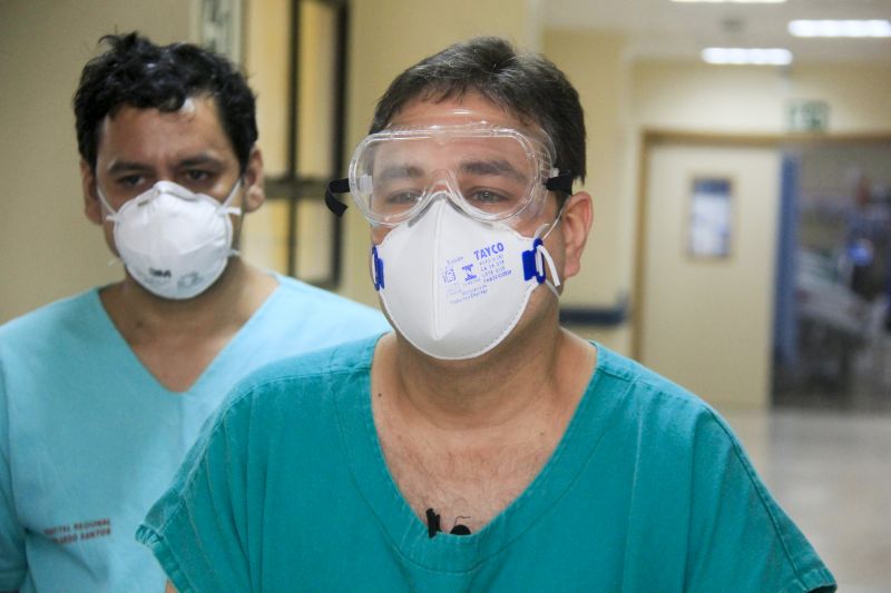 Pacientes curados de Covid-19 deixam Hospital Abelardo Santos sob celebração da equipe de médicos e profissionais da área da saúde. 
Na foto: DR VINICIUS DA COSTA <div class='credito_fotos'>Foto: Marcelo Seabra / Ag. Pará   |   <a href='/midias/2020/originais/6286_202171e3-4f1b-6dc0-c9aa-5a2852024c1c.jpg' download><i class='fa-solid fa-download'></i> Download</a></div>