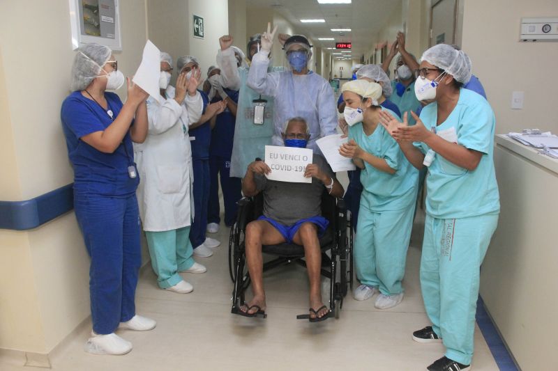 Pacientes curados de Covid-19 deixam Hospital Abelardo Santos sob celebração da equipe de médicos e profissionais da área da saúde.
Na foto: ANTONIO PALHETA - PACIENTE DE ALTA <div class='credito_fotos'>Foto: Marcelo Seabra / Ag. Pará | <a href='/midias/2020/originais/6286_203a8117-2494-1606-aeac-b41cecdef90e.jpg' download><i class='fa-solid fa-download'></i> Download</a></div>