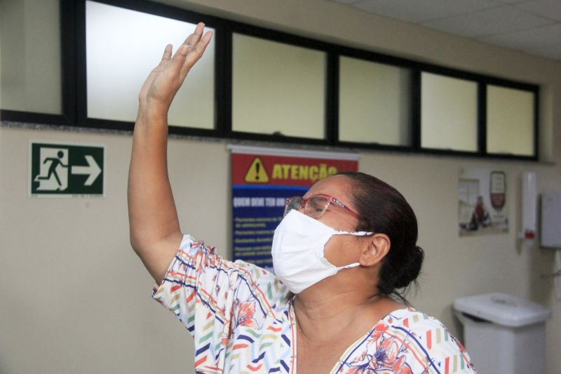 Pacientes curados de Covid-19 deixam Hospital Abelardo Santos sob celebração da equipe de médicos e profissionais da área da saúde. 
Na foto:  <div class='credito_fotos'>Foto: Marcelo Seabra / Ag. Pará   |   <a href='/midias/2020/originais/6286_41b787ce-c4ed-2ddb-a7d0-c1a817fc9b54.jpg' download><i class='fa-solid fa-download'></i> Download</a></div>