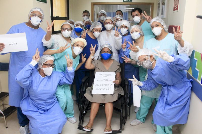 Pacientes curados de Covid-19 deixam Hospital Abelardo Santos sob celebração da equipe de médicos e profissionais da área da saúde. 
Na foto: SELMA MOREIRA - PACIENTE DE ALTA <div class='credito_fotos'>Foto: Marcelo Seabra / Ag. Pará   |   <a href='/midias/2020/originais/6286_421139e5-fc7d-8517-8089-bd151dcf6763.jpg' download><i class='fa-solid fa-download'></i> Download</a></div>