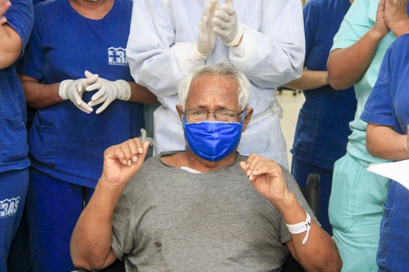 Pacientes curados de Covid-19 deixam Hospital Abelardo Santos sob celebração da equipe de médicos e profissionais da área da saúde.
Na foto: ANTONIO PALHETA - PACIENTE DE ALTA <div class='credito_fotos'>Foto: Marcelo Seabra / Ag. Pará | <a href='/midias/2020/originais/6286_53f3eb62-8f9e-115c-5111-85a42f9738b0.jpg' download><i class='fa-solid fa-download'></i> Download</a></div>