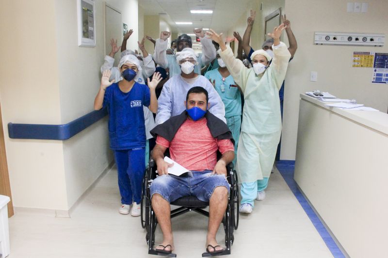 Pacientes curados de Covid-19 deixam Hospital Abelardo Santos sob celebração da equipe de médicos e profissionais da área da saúde. 
Na foto: NELSON RENAN - PACIENTE <div class='credito_fotos'>Foto: Marcelo Seabra / Ag. Pará   |   <a href='/midias/2020/originais/6286_65a3d433-05af-dba3-62d6-34f10eb45141.jpg' download><i class='fa-solid fa-download'></i> Download</a></div>