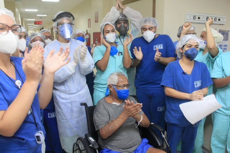 Pacientes curados de Covid-19 deixam Hospital Abelardo Santos sob celebração da equipe de médicos e profissionais da área da saúde. 
Na foto: ANTONIO PALHETA - PACIENTE DE ALTA <div class='credito_fotos'>Foto: Marcelo Seabra / Ag. Pará   |   <a href='/midias/2020/originais/6286_9ea14af2-f842-3720-8e5e-01b48ba39b3d.jpg' download><i class='fa-solid fa-download'></i> Download</a></div>