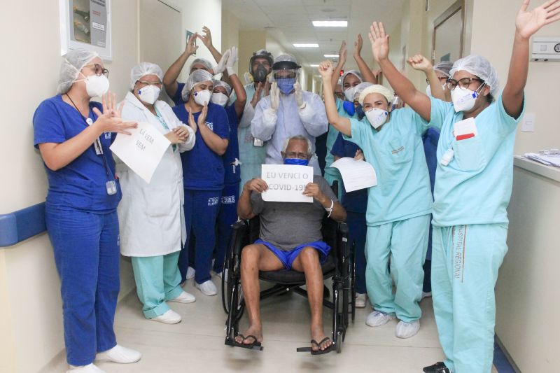 Pacientes curados de Covid-19 deixam Hospital Abelardo Santos sob celebração da equipe de médicos e profissionais da área da saúde. 
Na foto: ANTONIO PALHETA - PACIENTE DE ALTA <div class='credito_fotos'>Foto: Marcelo Seabra / Ag. Pará   |   <a href='/midias/2020/originais/6286_bf68e373-0e6c-8e2a-0d0f-241ae2eeca03.jpg' download><i class='fa-solid fa-download'></i> Download</a></div>