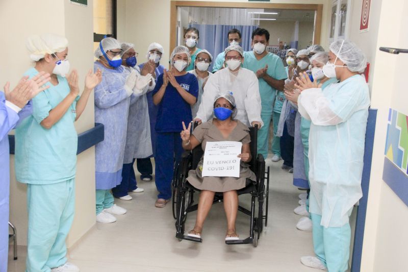 Pacientes curados de Covid-19 deixam Hospital Abelardo Santos sob celebração da equipe de médicos e profissionais da área da saúde. 
Na foto: SELMA MOREIRA - PACIENTE DE ALTA <div class='credito_fotos'>Foto: Marcelo Seabra / Ag. Pará   |   <a href='/midias/2020/originais/6286_c6890986-16a1-f95c-5cc6-30ad1bfdcef7.jpg' download><i class='fa-solid fa-download'></i> Download</a></div>