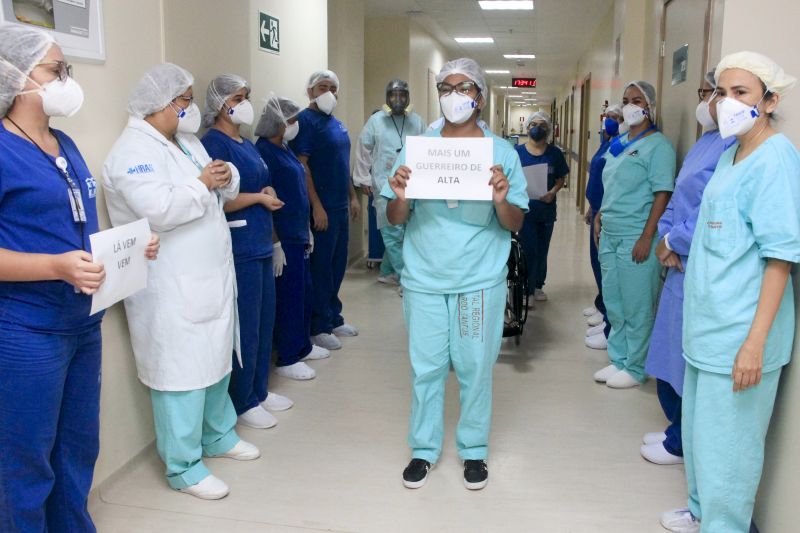 Pacientes curados de Covid-19 deixam Hospital Abelardo Santos sob celebração da equipe de médicos e profissionais da área da saúde. 
Na foto:  <div class='credito_fotos'>Foto: Marcelo Seabra / Ag. Pará   |   <a href='/midias/2020/originais/6286_cfbc74f4-9944-e660-fde3-efa80b3a4b34.jpg' download><i class='fa-solid fa-download'></i> Download</a></div>