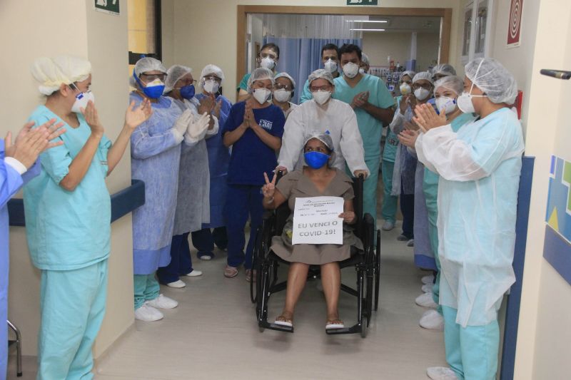 Pacientes curados de Covid-19 deixam Hospital Abelardo Santos sob celebração da equipe de médicos e profissionais da área da saúde. 
Na foto: SELMA MOREIRA - PACIENTE DE ALTA <div class='credito_fotos'>Foto: Marcelo Seabra / Ag. Pará   |   <a href='/midias/2020/originais/6286_d137626a-95cb-314d-8425-d2eee355c949.jpg' download><i class='fa-solid fa-download'></i> Download</a></div>