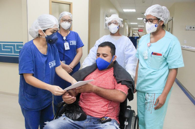 Pacientes curados de Covid-19 deixam Hospital Abelardo Santos sob celebração da equipe de médicos e profissionais da área da saúde. 
Na foto: NELSON RENAN - PACIENTE <div class='credito_fotos'>Foto: Marcelo Seabra / Ag. Pará   |   <a href='/midias/2020/originais/6286_ee23bbb5-aee0-f754-deeb-5584f55ab683.jpg' download><i class='fa-solid fa-download'></i> Download</a></div>