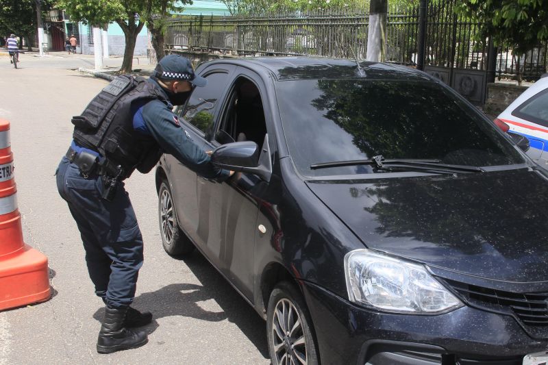 Operação LOCKDOWN, efetuada por agentes de segurança do Estado, além de fiscalizar e orientar, distribui máscaras para a população. <div class='credito_fotos'>Foto: Marcelo Seabra / Ag. Pará   |   <a href='/midias/2020/originais/6288_3c282dad-12da-e3b5-b7af-971d0afe2448.jpg' download><i class='fa-solid fa-download'></i> Download</a></div>