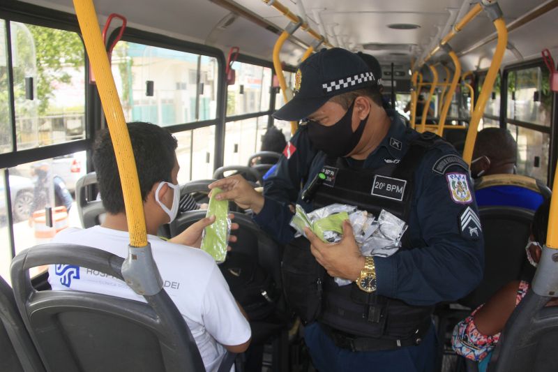 Operação LOCKDOWN, efetuada por agentes de segurança do Estado, além de fiscalizar e orientar, distribui máscaras para a população. <div class='credito_fotos'>Foto: Marcelo Seabra / Ag. Pará   |   <a href='/midias/2020/originais/6288_535fa2cf-7585-97f5-8b5f-6f28fd27007f.jpg' download><i class='fa-solid fa-download'></i> Download</a></div>