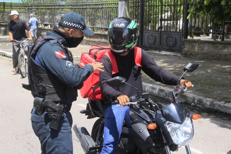 Operação LOCKDOWN, efetuada por agentes de segurança do Estado, além de fiscalizar e orientar, distribui máscaras para a população. <div class='credito_fotos'>Foto: Marcelo Seabra / Ag. Pará   |   <a href='/midias/2020/originais/6288_6101b1cc-618f-fd2a-a43c-99f78af5619a.jpg' download><i class='fa-solid fa-download'></i> Download</a></div>