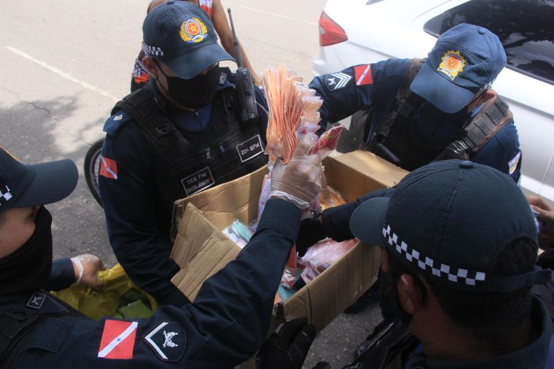 Operação LOCKDOWN, efetuada por agentes de segurança do Estado, além de fiscalizar e orientar, distribui máscaras para a população. <div class='credito_fotos'>Foto: Marcelo Seabra / Ag. Pará   |   <a href='/midias/2020/originais/6288_61d4e202-9b80-4552-6dcc-350191bf6a7d.jpg' download><i class='fa-solid fa-download'></i> Download</a></div>