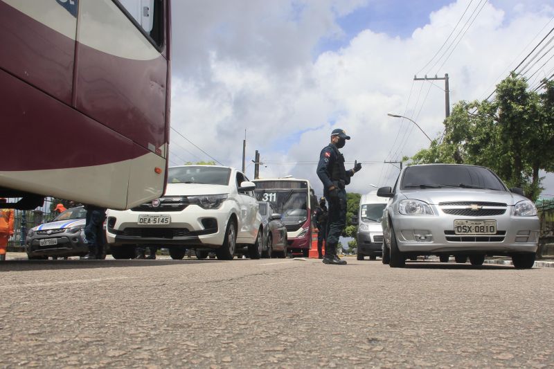 Operação LOCKDOWN, efetuada por agentes de segurança do Estado, além de fiscalizar e orientar, distribui máscaras para a população. <div class='credito_fotos'>Foto: Marcelo Seabra / Ag. Pará   |   <a href='/midias/2020/originais/6288_68764937-5e80-a0fe-0e03-79624a7b3441.jpg' download><i class='fa-solid fa-download'></i> Download</a></div>