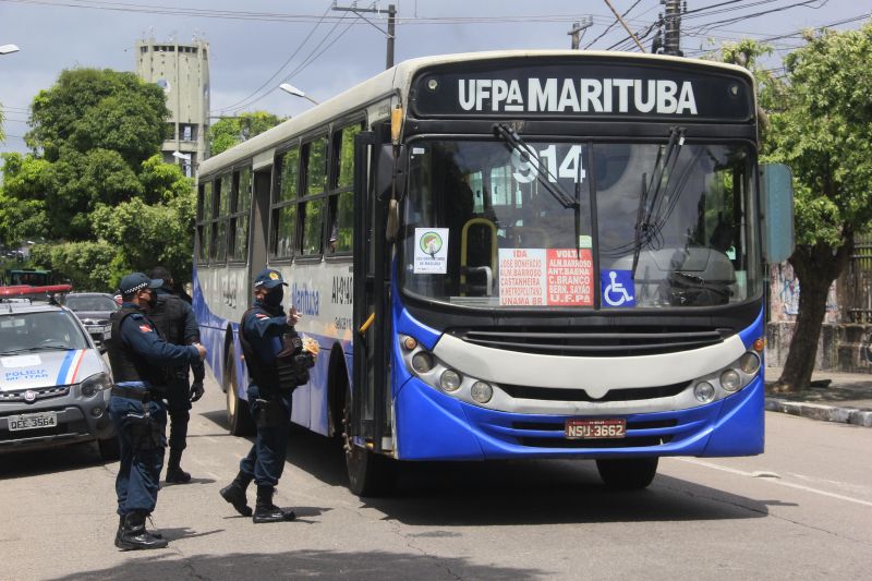 Operação LOCKDOWN, efetuada por agentes de segurança do Estado, além de fiscalizar e orientar, distribui máscaras para a população. <div class='credito_fotos'>Foto: Marcelo Seabra / Ag. Pará   |   <a href='/midias/2020/originais/6288_b2e2ca43-8190-c9af-46de-78cfffc1e8a5.jpg' download><i class='fa-solid fa-download'></i> Download</a></div>