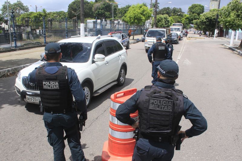 Operação LOCKDOWN, efetuada por agentes de segurança do Estado, além de fiscalizar e orientar, distribui máscaras para a população. <div class='credito_fotos'>Foto: Marcelo Seabra / Ag. Pará   |   <a href='/midias/2020/originais/6288_be58c298-5250-4b57-6594-9f8cd2b3384e.jpg' download><i class='fa-solid fa-download'></i> Download</a></div>