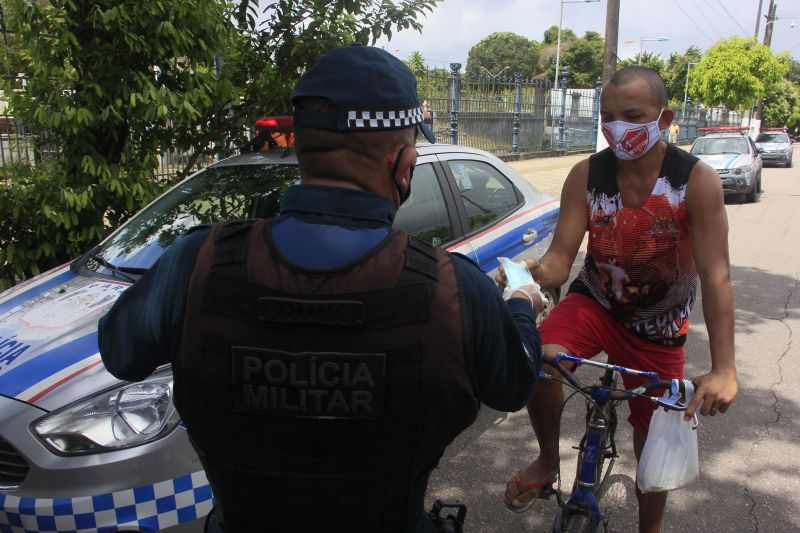 Operação LOCKDOWN, efetuada por agentes de segurança do Estado, além de fiscalizar e orientar, distribui máscaras para a população. <div class='credito_fotos'>Foto: Marcelo Seabra / Ag. Pará   |   <a href='/midias/2020/originais/6288_c978d667-0c18-a384-ebb1-9381e7b23c63.jpg' download><i class='fa-solid fa-download'></i> Download</a></div>