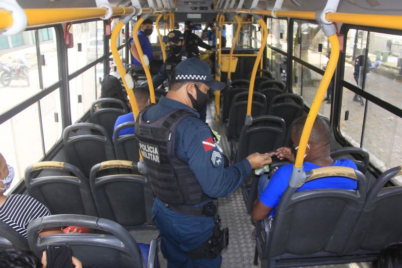 Operação LOCKDOWN, efetuada por agentes de segurança do Estado, além de fiscalizar e orientar, distribui máscaras para a população. <div class='credito_fotos'>Foto: Marcelo Seabra / Ag. Pará   |   <a href='/midias/2020/originais/6288_ce094001-1c9c-a175-7825-df7490c64c01.jpg' download><i class='fa-solid fa-download'></i> Download</a></div>